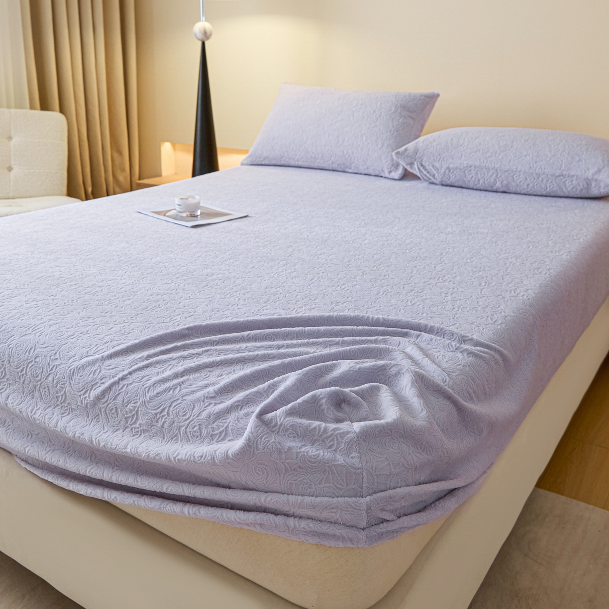 91家纺网 家纺一手货源 找家纺 （总）乐美家纺 2025新款A类高克重牛奶绒雕花床笠三件套