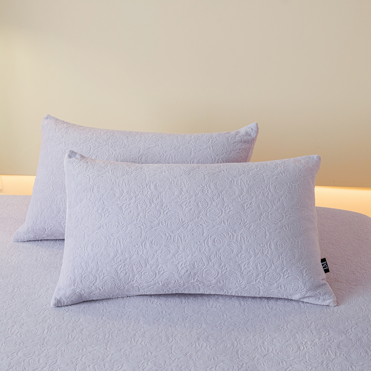 91家纺网 家纺一手货源 找家纺 （总）乐美家纺 2025新款A类高克重牛奶绒雕花床笠三件套