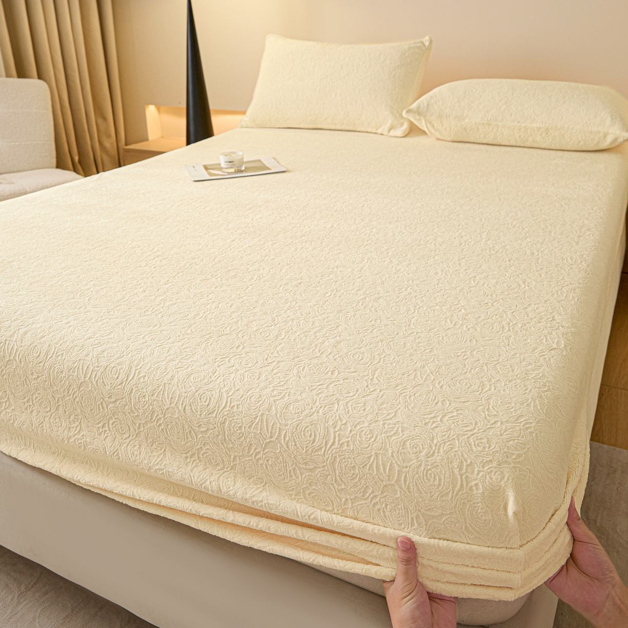 91家纺网 家纺一手货源 找家纺 （总）乐美家纺 2025新款A类高克重牛奶绒雕花床笠三件套