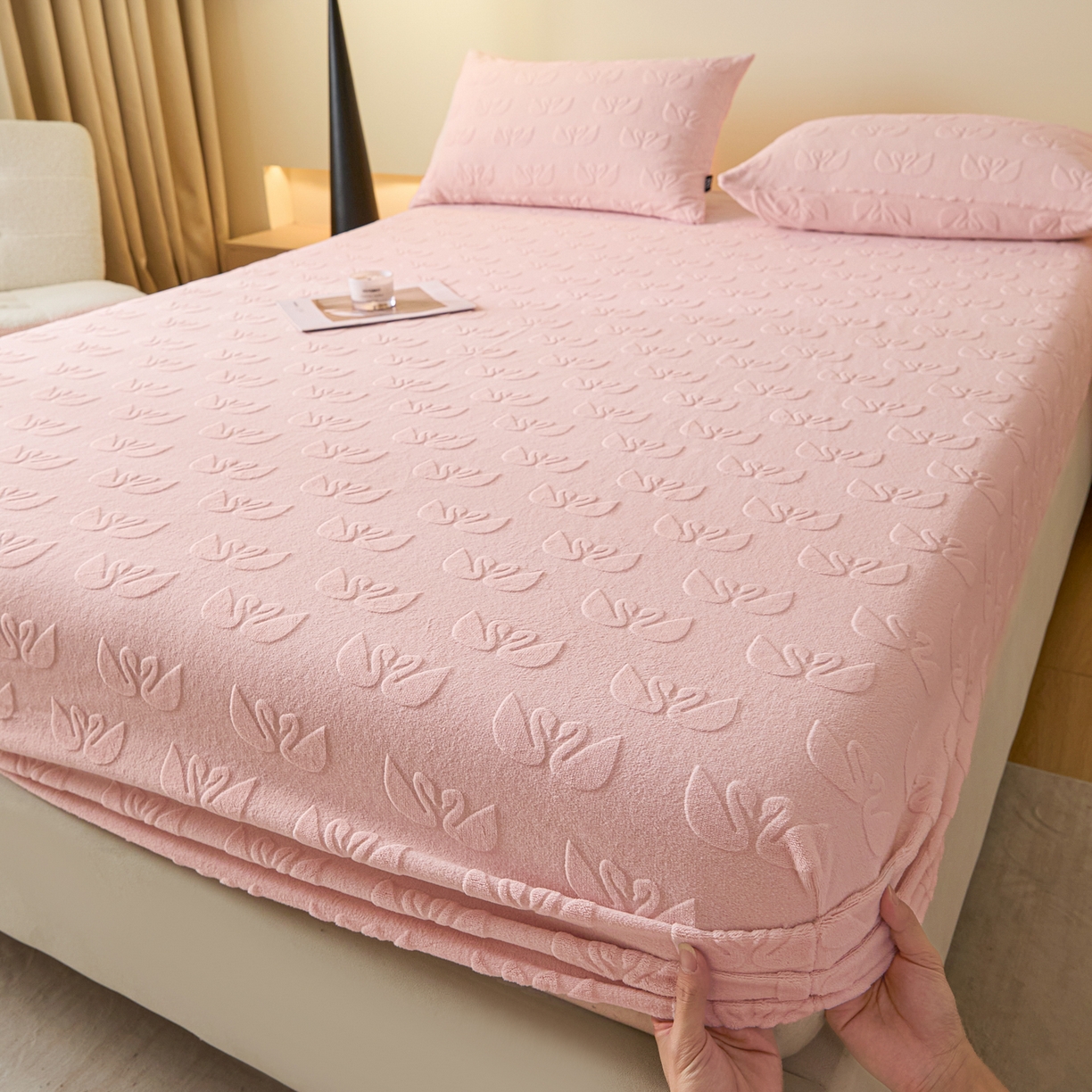 91家纺网 家纺一手货源 找家纺 （总）乐美家纺 2025新款A类高克重牛奶绒雕花床笠三件套