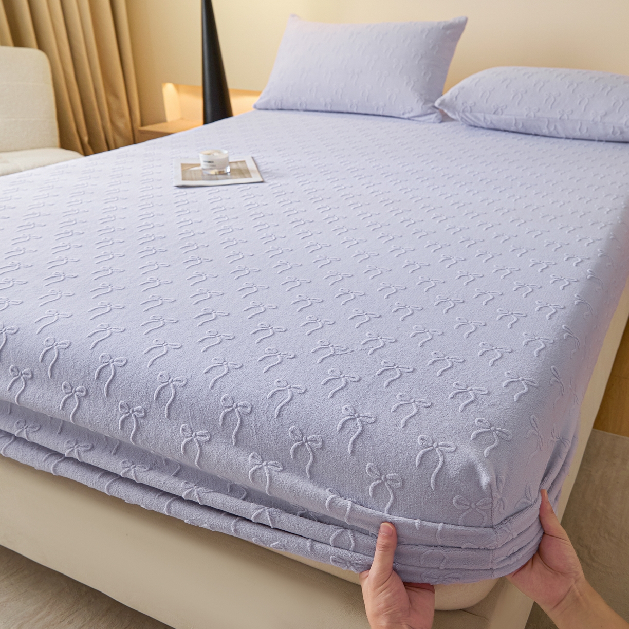 91家纺网 家纺一手货源 找家纺 （总）乐美家纺 2025新款A类高克重牛奶绒雕花床笠三件套