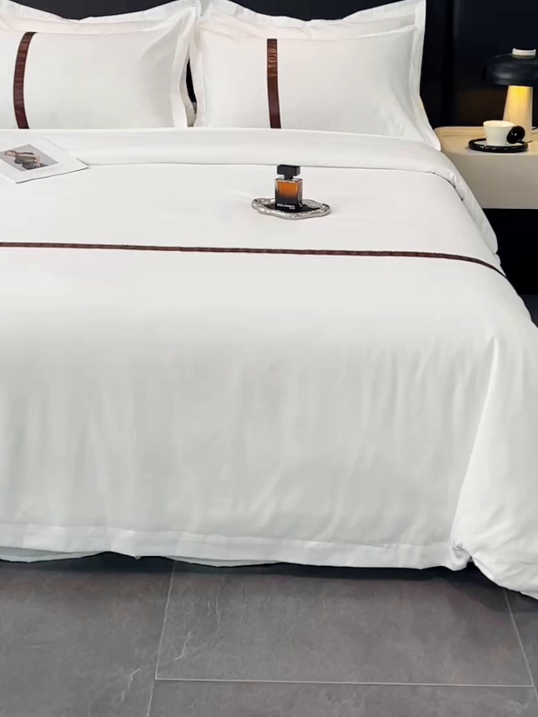 91家纺网 家纺一手货源 找家纺 罗菲尼酒店用品 2025新款高仿棉织带酒店宾馆四件套套件经典织带款 经典织带-深咖