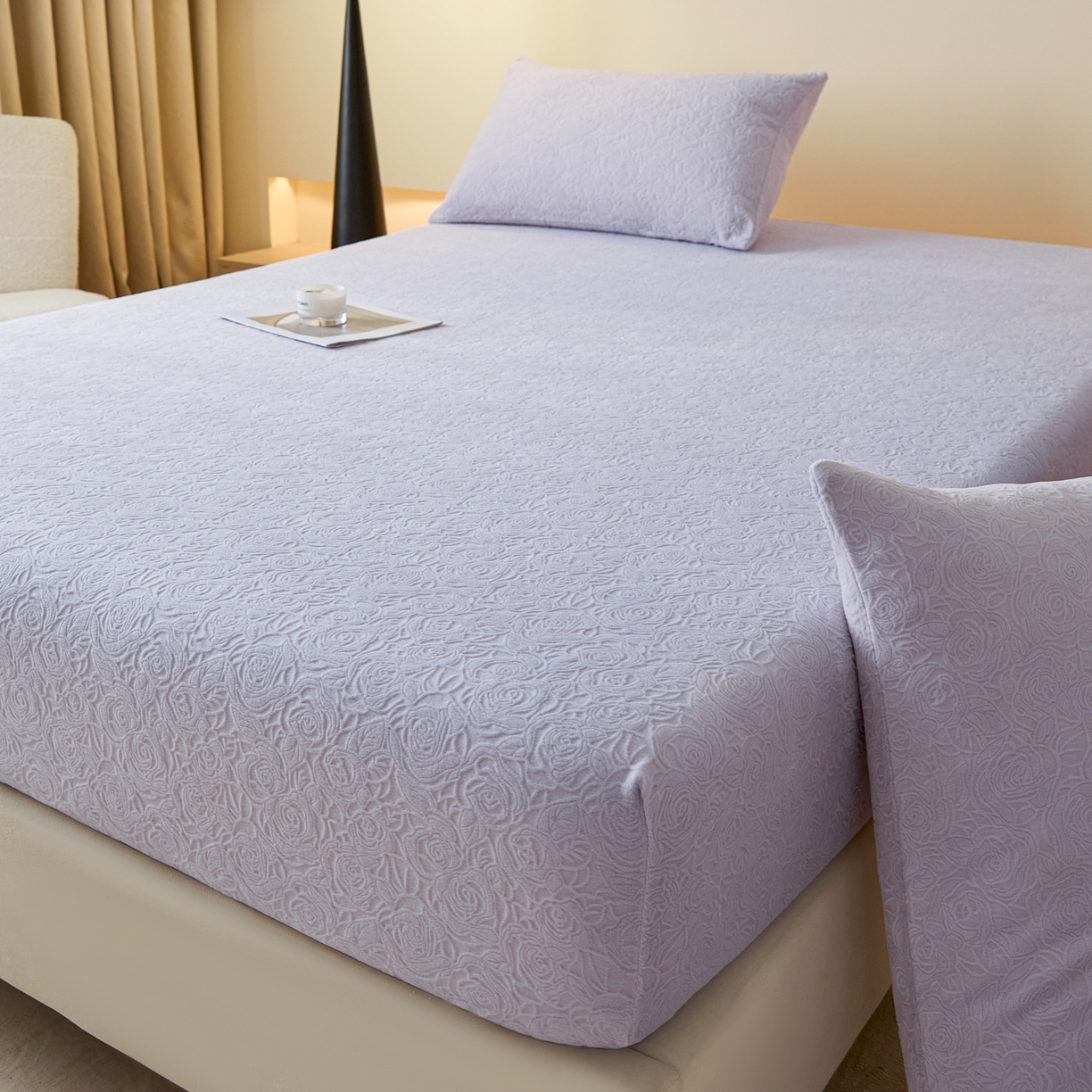 91家纺网 家纺一手货源 找家纺 乐美家纺 2025新款A类高克重牛奶绒雕花床笠三件套 那片花海（帛紫）