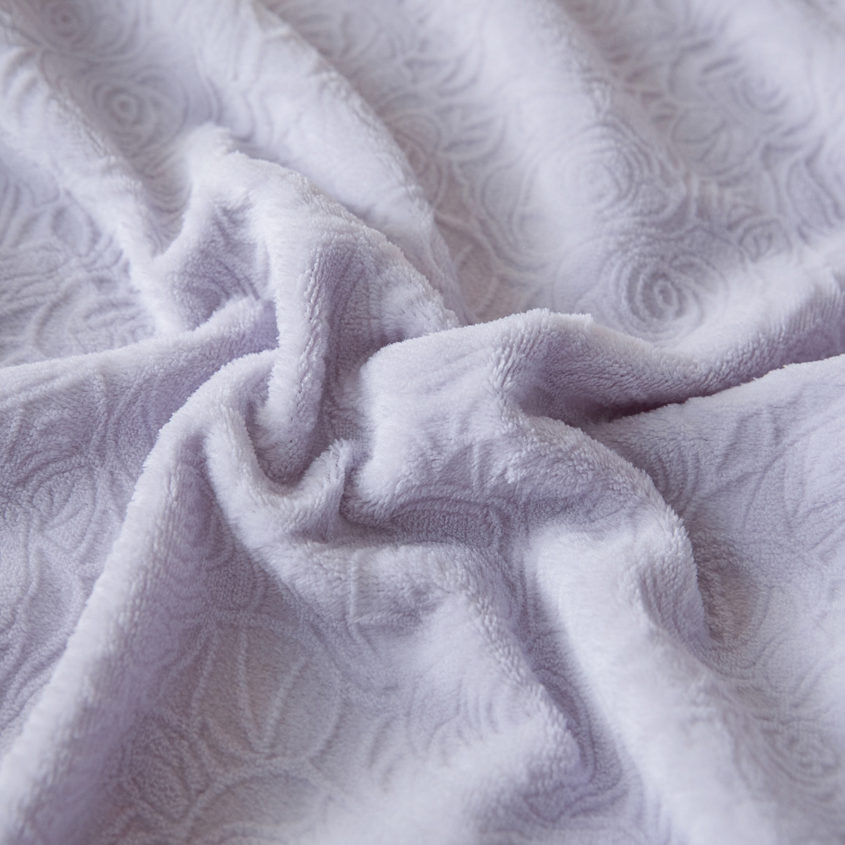 91家纺网 家纺一手货源 找家纺 乐美家纺 2025新款A类高克重牛奶绒雕花床笠三件套 那片花海（帛紫）