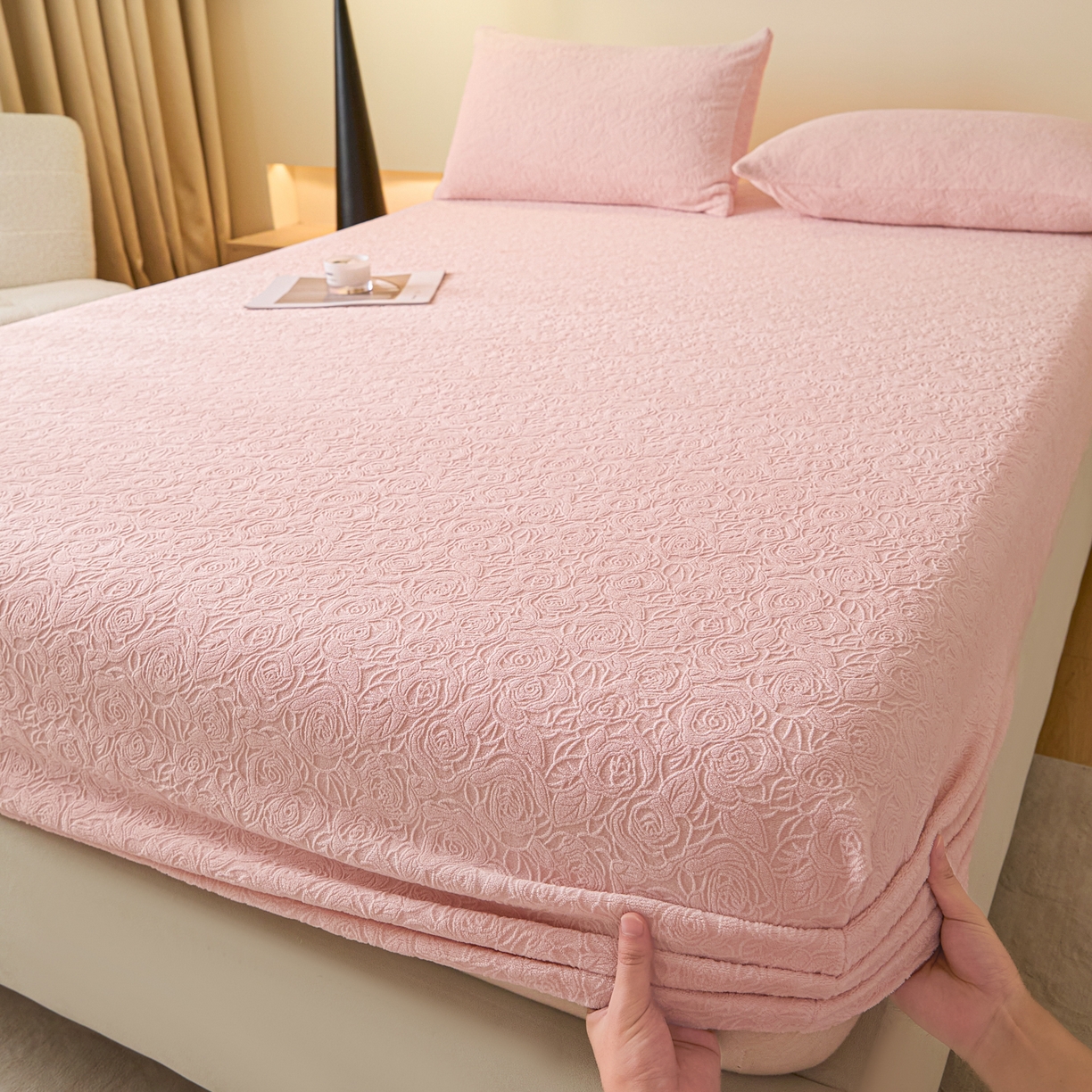 乐美家纺 2025新款A类高克重牛奶绒雕花床笠三件套 那片花海（粉）