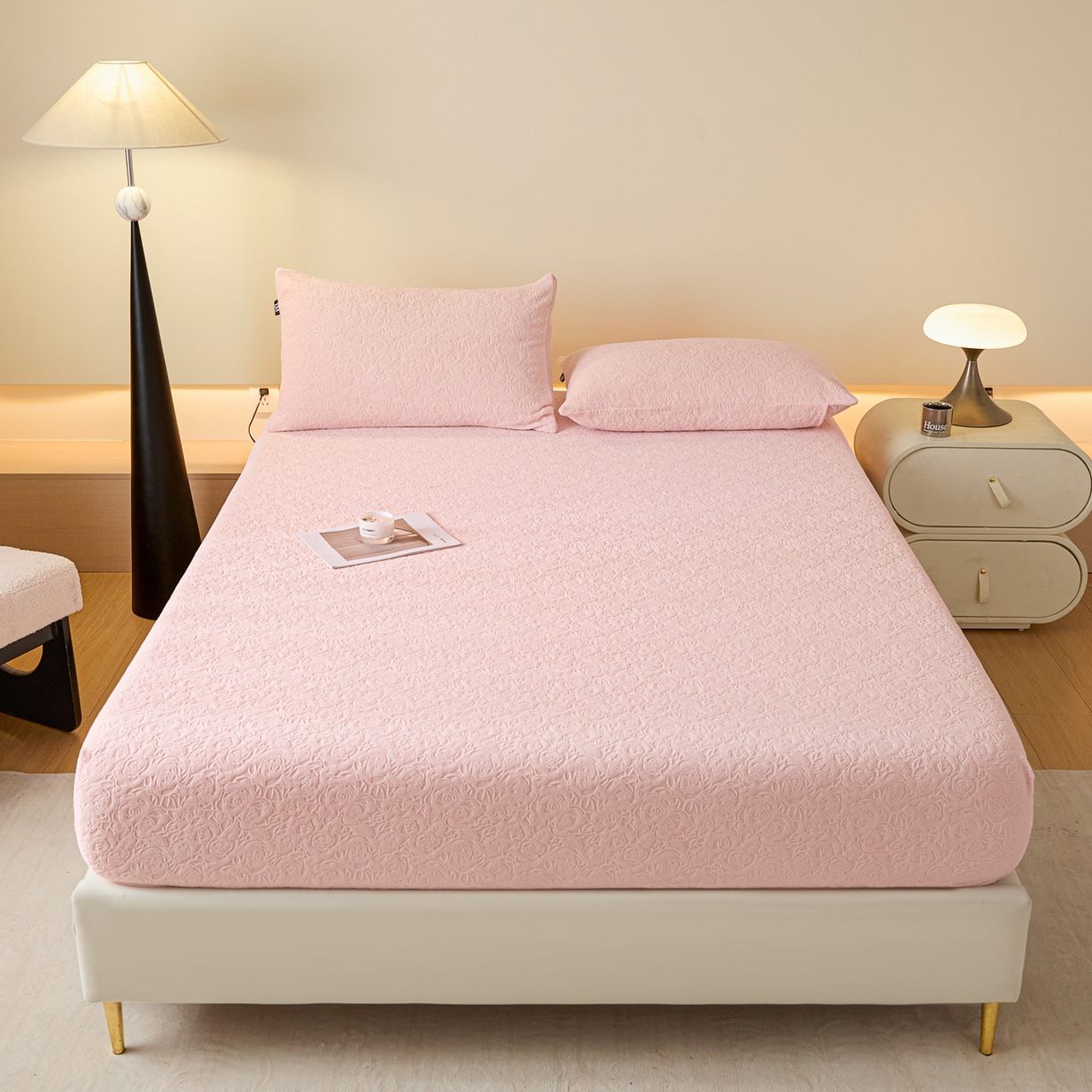 91家纺网 家纺一手货源 找家纺 乐美家纺 2025新款A类高克重牛奶绒雕花床笠三件套 那片花海（粉）