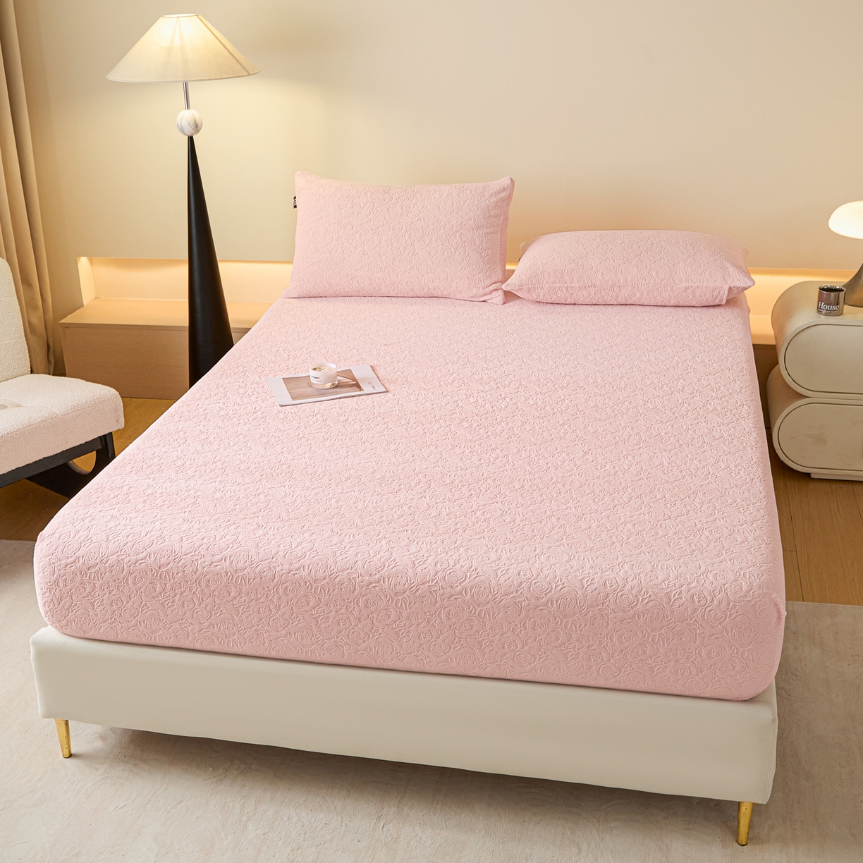 91家纺网 家纺一手货源 找家纺 乐美家纺 2025新款A类高克重牛奶绒雕花床笠三件套 那片花海（粉）