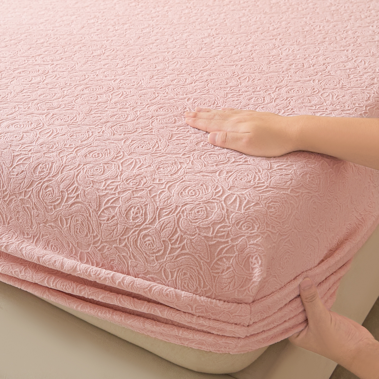 91家纺网 家纺一手货源 找家纺 乐美家纺 2025新款A类高克重牛奶绒雕花床笠三件套 那片花海（粉）