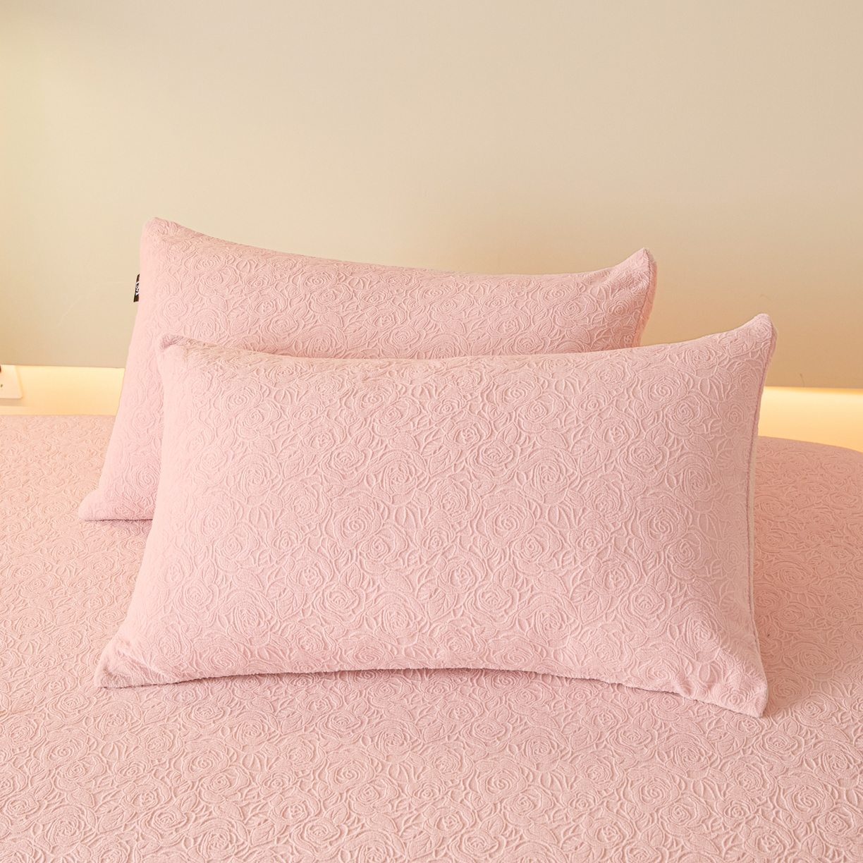 91家纺网 家纺一手货源 找家纺 乐美家纺 2025新款A类高克重牛奶绒雕花床笠三件套 那片花海（粉）