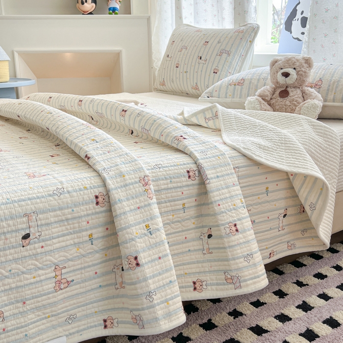 91家纺网 家纺一手货源 找家纺 （总）沐纯家居 2025新款婴儿绒纯棉水洗床盖,萌宠小熊-海蓝,梦幻爱心-紫,莫奈格-灰,小粉格-粉,小绿格-绿,樱桃派-奶咖,冠军狗-奶白,花丛兔-奶咖,卡拉 -灰,拉布豆-晴蓝,蔷薇恋人-粉,俏皮狗-粉,象博士-奶咖,迎宾狗-灰,月光格-灰