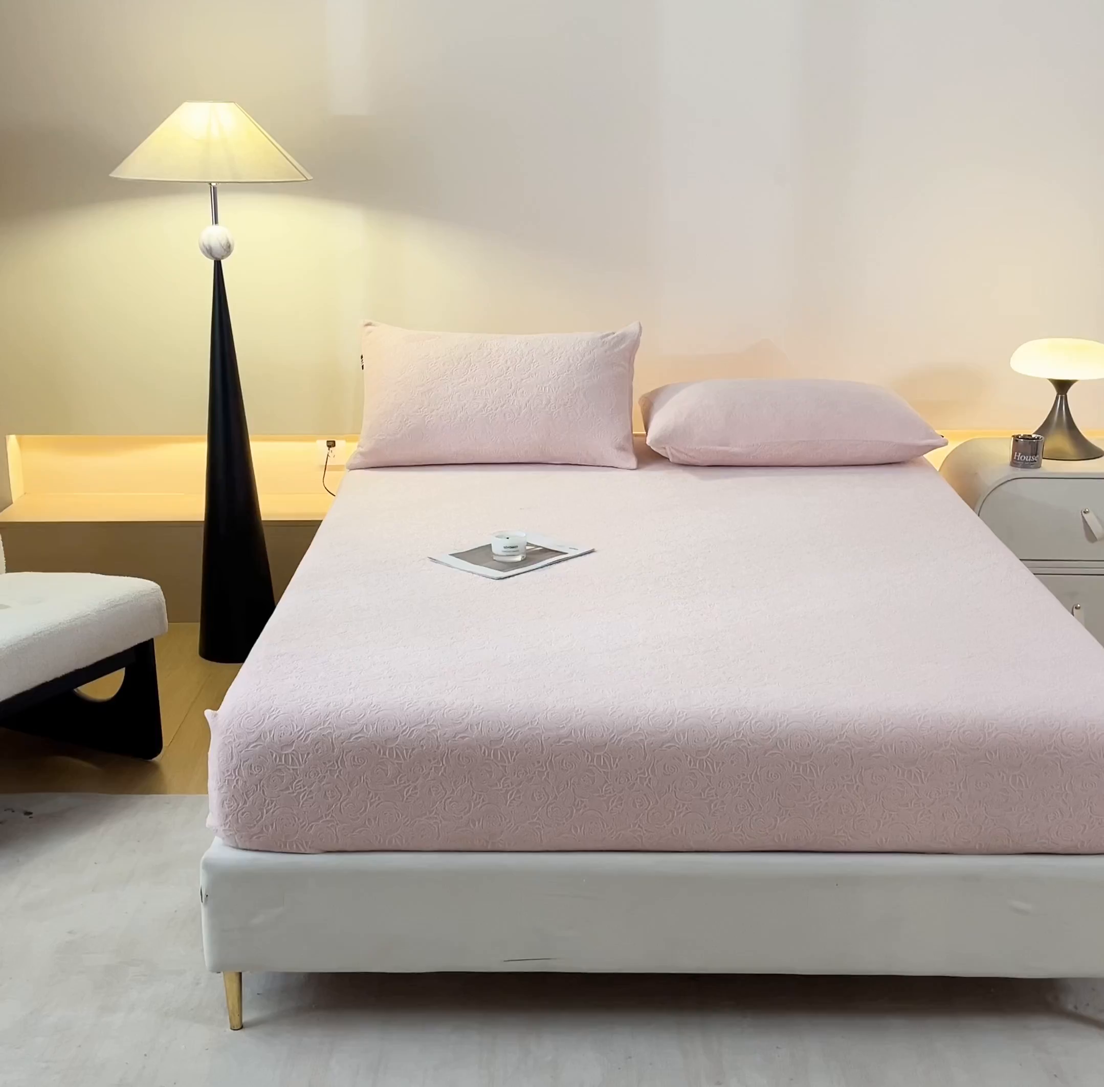 91家纺网 家纺一手货源 找家纺 乐美家纺 2025新款A类高克重牛奶绒雕花床笠三件套 那片花海（粉）