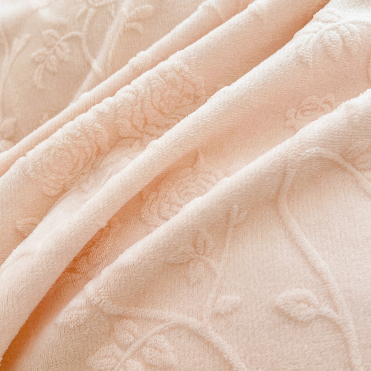 91家纺网 家纺一手货源 找家纺 安哆啦家纺 2025新款法式雕花牛奶绒花边四件套 彼岸花-粉