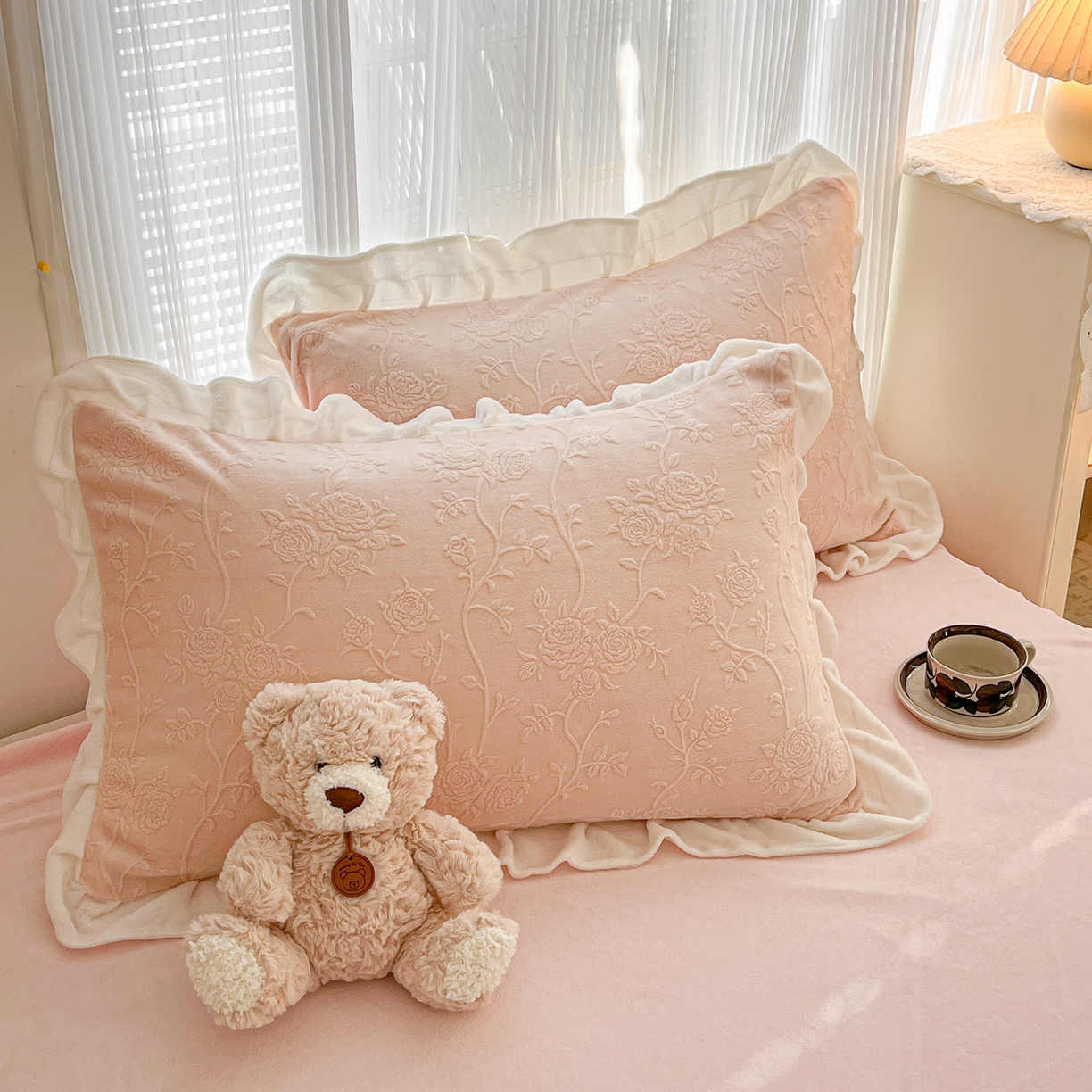 91家纺网 家纺一手货源 找家纺 安哆啦家纺 2025新款法式雕花牛奶绒花边四件套 彼岸花-粉