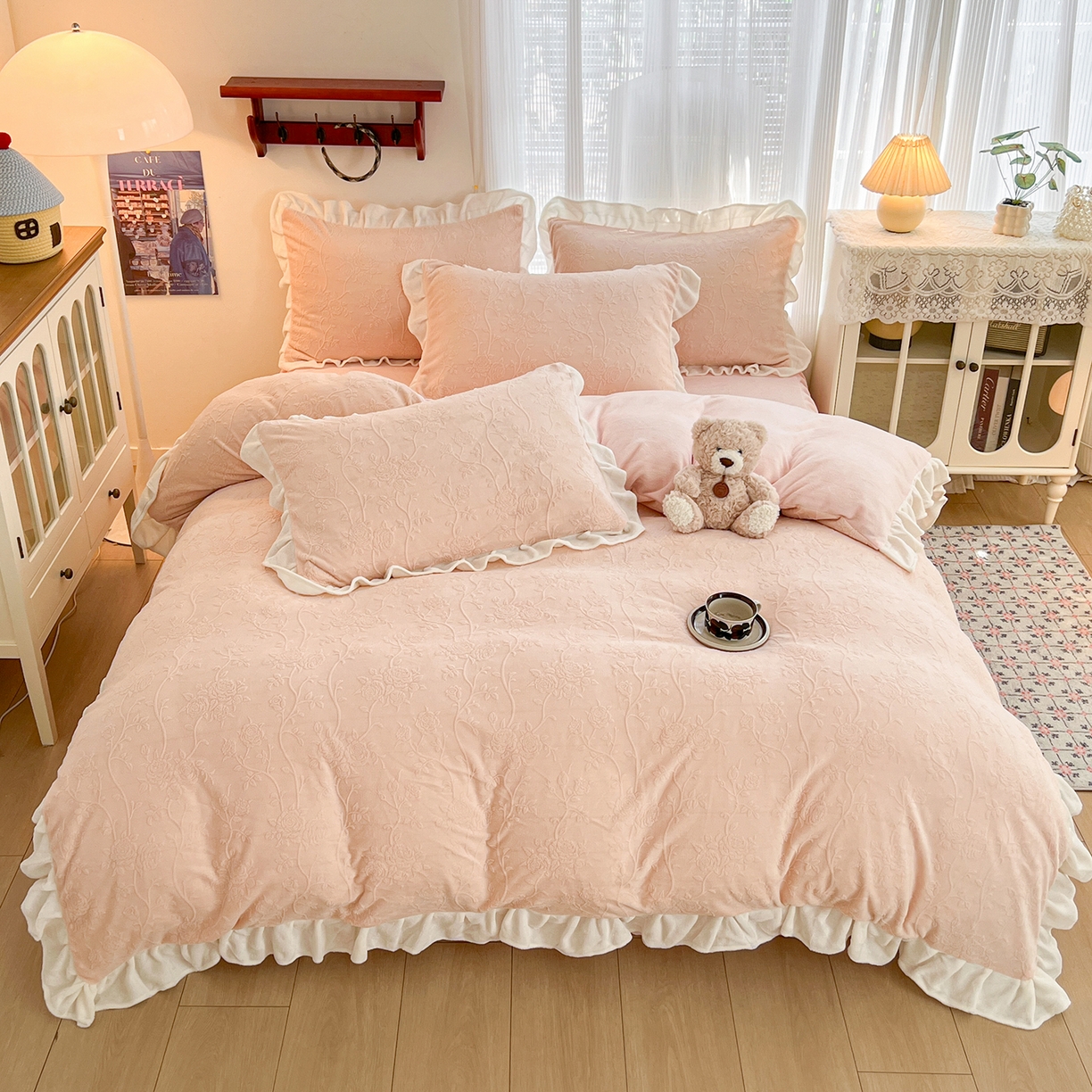 91家纺网 家纺一手货源 找家纺 安哆啦家纺 2025新款法式雕花牛奶绒花边四件套 彼岸花-粉