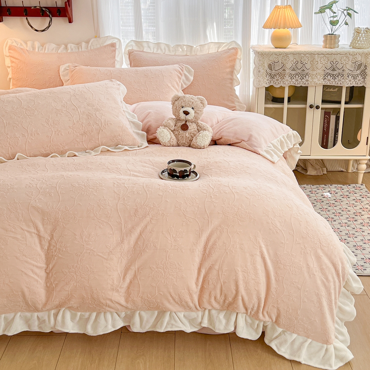 91家纺网 家纺一手货源 找家纺 安哆啦家纺 2025新款法式雕花牛奶绒花边四件套 彼岸花-粉