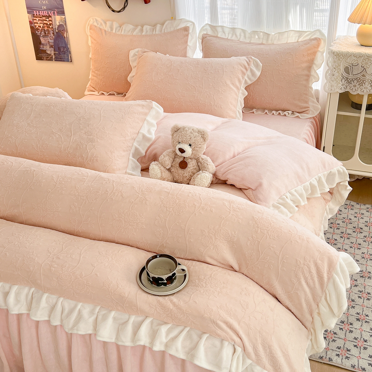 91家纺网 家纺一手货源 找家纺 安哆啦家纺 2025新款法式雕花牛奶绒花边四件套 彼岸花-粉