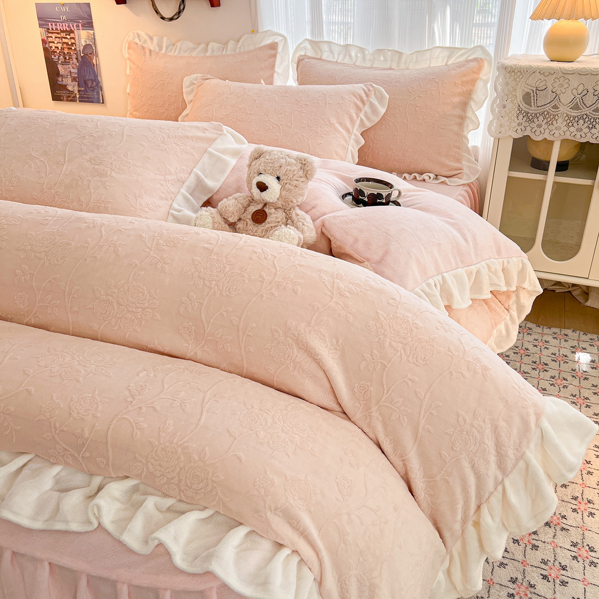 91家纺网 家纺一手货源 找家纺 安哆啦家纺 2025新款法式雕花牛奶绒花边四件套 彼岸花-粉