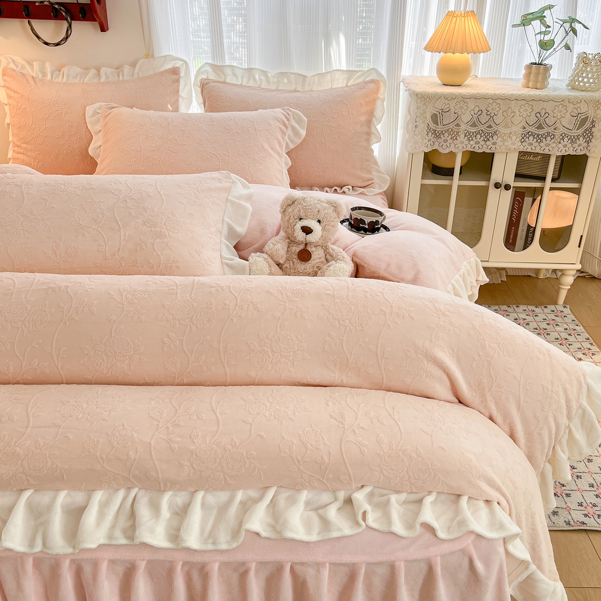 91家纺网 家纺一手货源 找家纺 安哆啦家纺 2025新款法式雕花牛奶绒花边四件套 彼岸花-粉