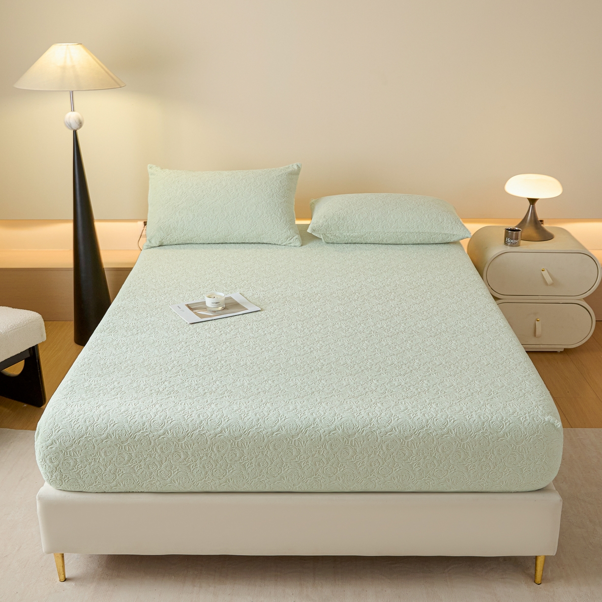 91家纺网 家纺一手货源 找家纺 乐美家纺 2025新款A类高克重牛奶绒雕花床笠三件套 那片花海（绿）