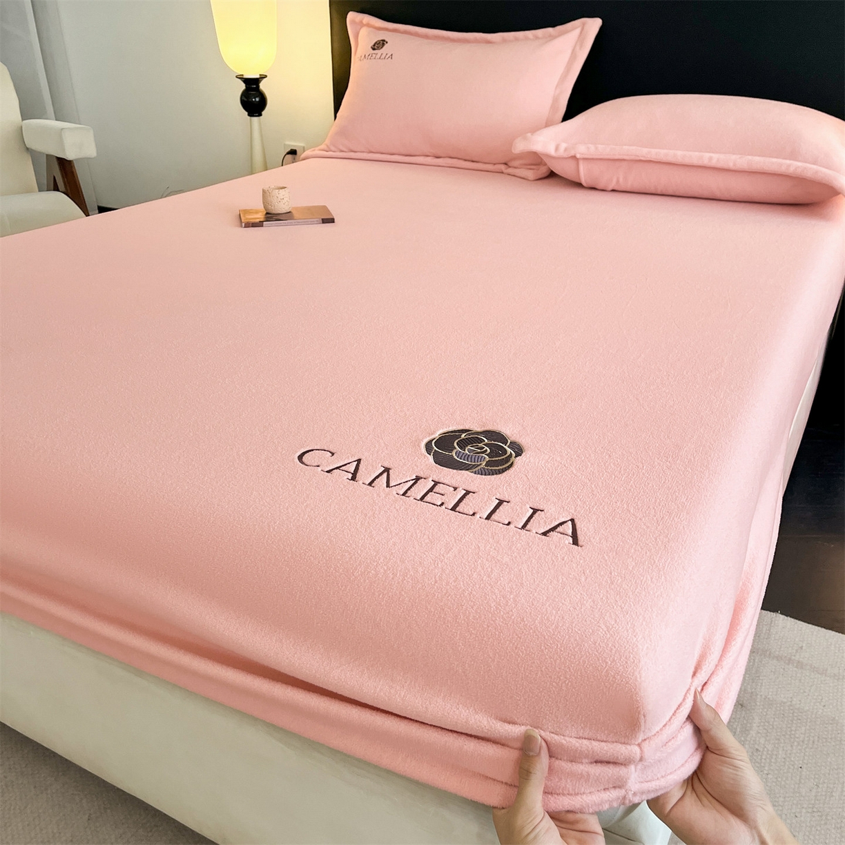 91家纺网 家纺一手货源 找家纺 （总）笙意家纺 2025新款A类牛奶绒海獭绒加厚法式刺绣床笠