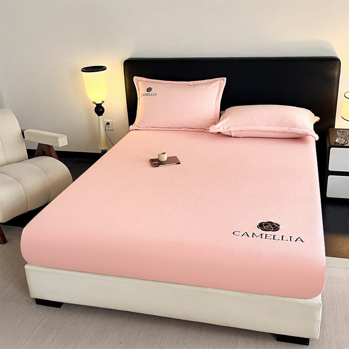 91家纺网 家纺一手货源 找家纺 （总）笙意家纺 2025新款A类牛奶绒海獭绒加厚法式刺绣床笠