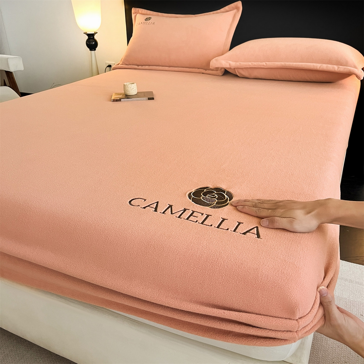 91家纺网 家纺一手货源 找家纺 （总）笙意家纺 2025新款A类牛奶绒海獭绒加厚法式刺绣床笠