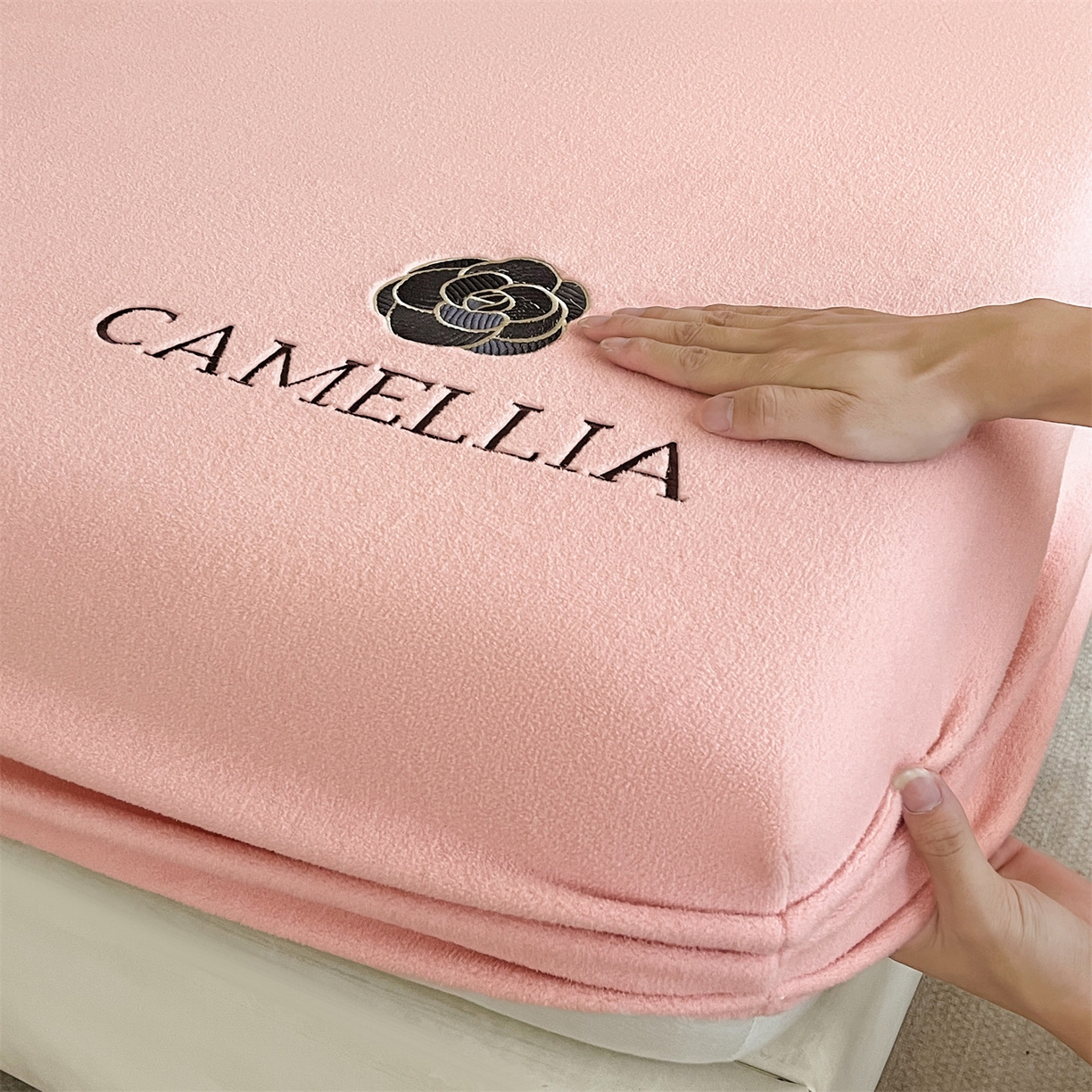 91家纺网 家纺一手货源 找家纺 （总）笙意家纺 2025新款A类牛奶绒海獭绒加厚法式刺绣床笠