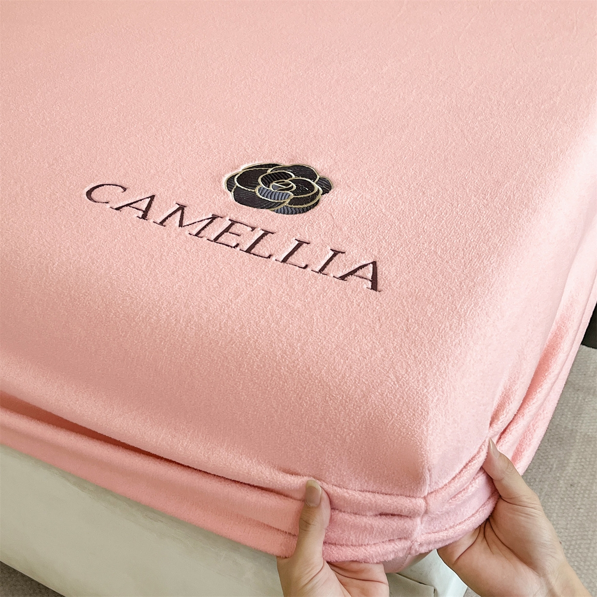 91家纺网 家纺一手货源 找家纺 （总）笙意家纺 2025新款A类牛奶绒海獭绒加厚法式刺绣床笠