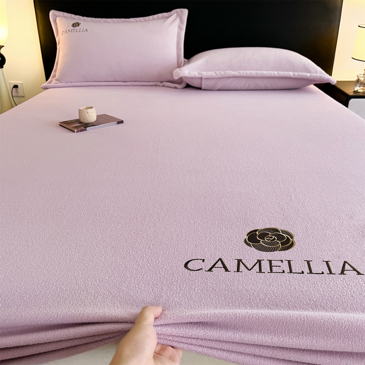 91家纺网 家纺一手货源 找家纺 笙意家纺 2025新款A类牛奶绒海獭绒加厚法式刺绣床笠 花屿-月光紫