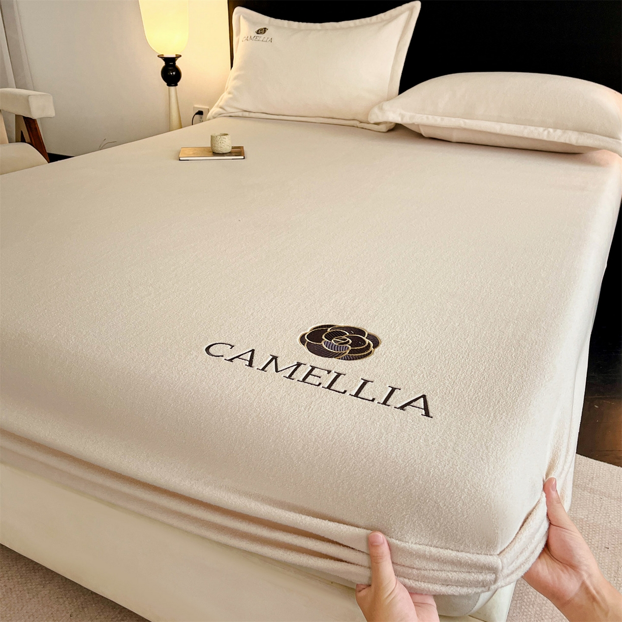 91家纺网 家纺一手货源 找家纺 笙意家纺 2025新款A类牛奶绒海獭绒加厚法式刺绣床笠 花屿-浅米色