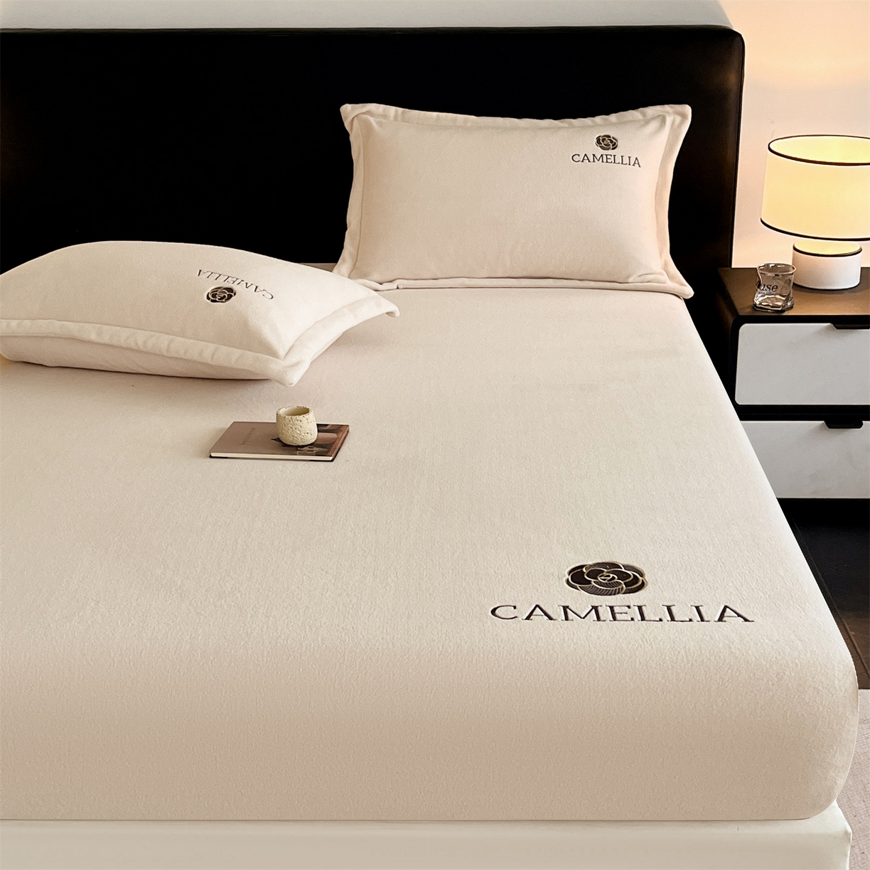 91家纺网 家纺一手货源 找家纺 笙意家纺 2025新款A类牛奶绒海獭绒加厚法式刺绣床笠 花屿-浅米色