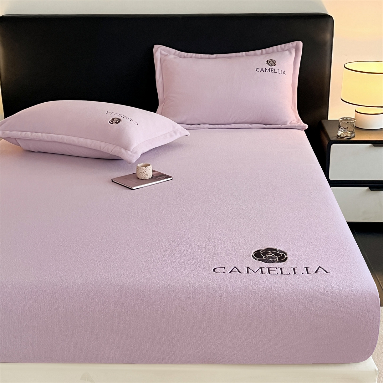 91家纺网 家纺一手货源 找家纺 笙意家纺 2025新款A类牛奶绒海獭绒加厚法式刺绣床笠 花屿-月光紫