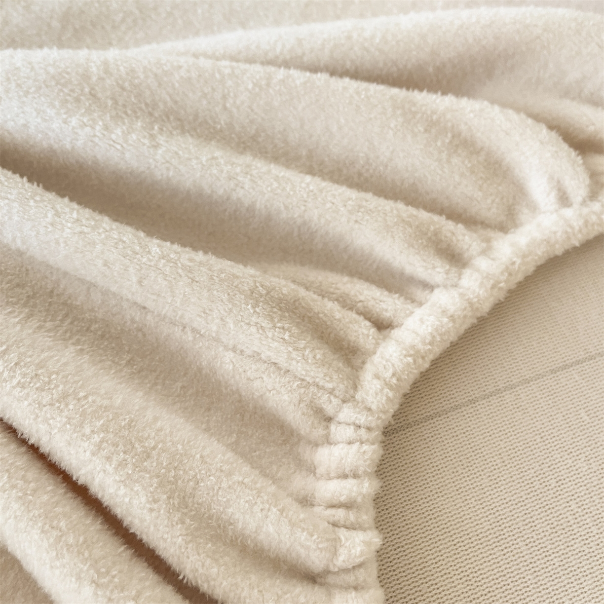 91家纺网 家纺一手货源 找家纺 笙意家纺 2025新款A类牛奶绒海獭绒加厚法式刺绣床笠 花屿-浅米色