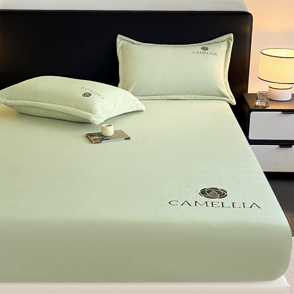 91家纺网 家纺一手货源 找家纺 笙意家纺 2025新款A类牛奶绒海獭绒加厚法式刺绣床笠 花屿-叶绿