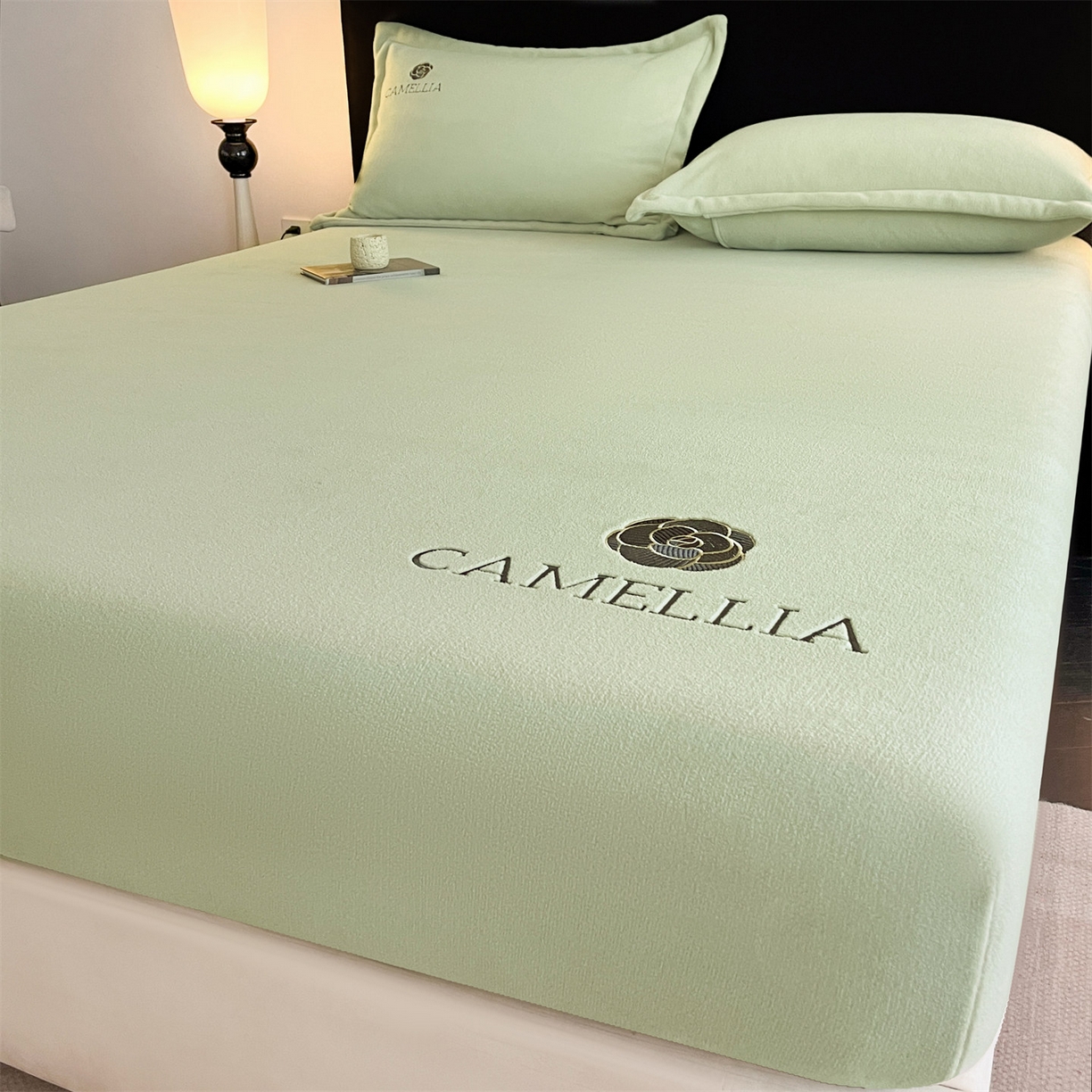 91家纺网 家纺一手货源 找家纺 笙意家纺 2025新款A类牛奶绒海獭绒加厚法式刺绣床笠 花屿-叶绿