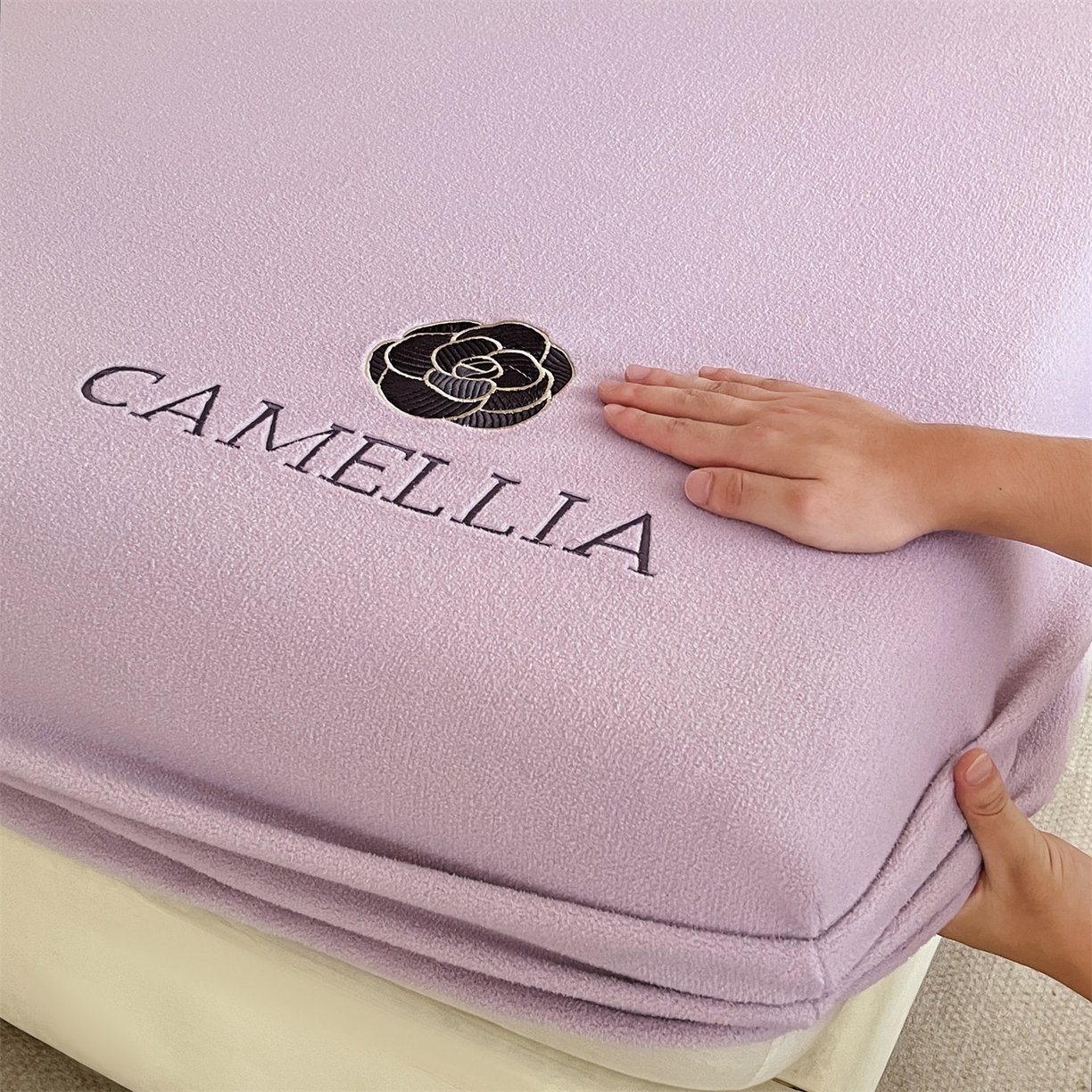 91家纺网 家纺一手货源 找家纺 笙意家纺 2025新款A类牛奶绒海獭绒加厚法式刺绣床笠 花屿-月光紫