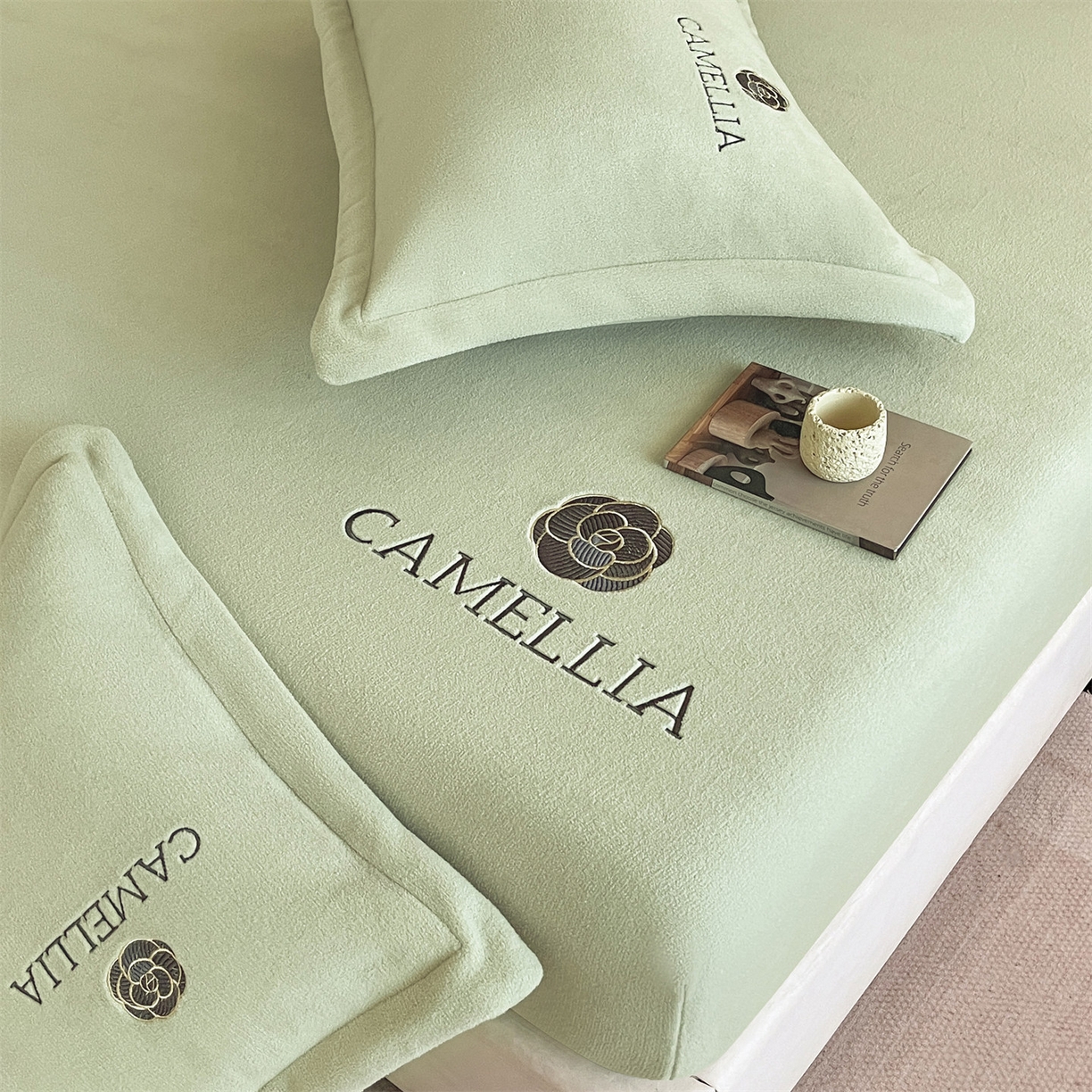 91家纺网 家纺一手货源 找家纺 笙意家纺 2025新款A类牛奶绒海獭绒加厚法式刺绣床笠 花屿-叶绿