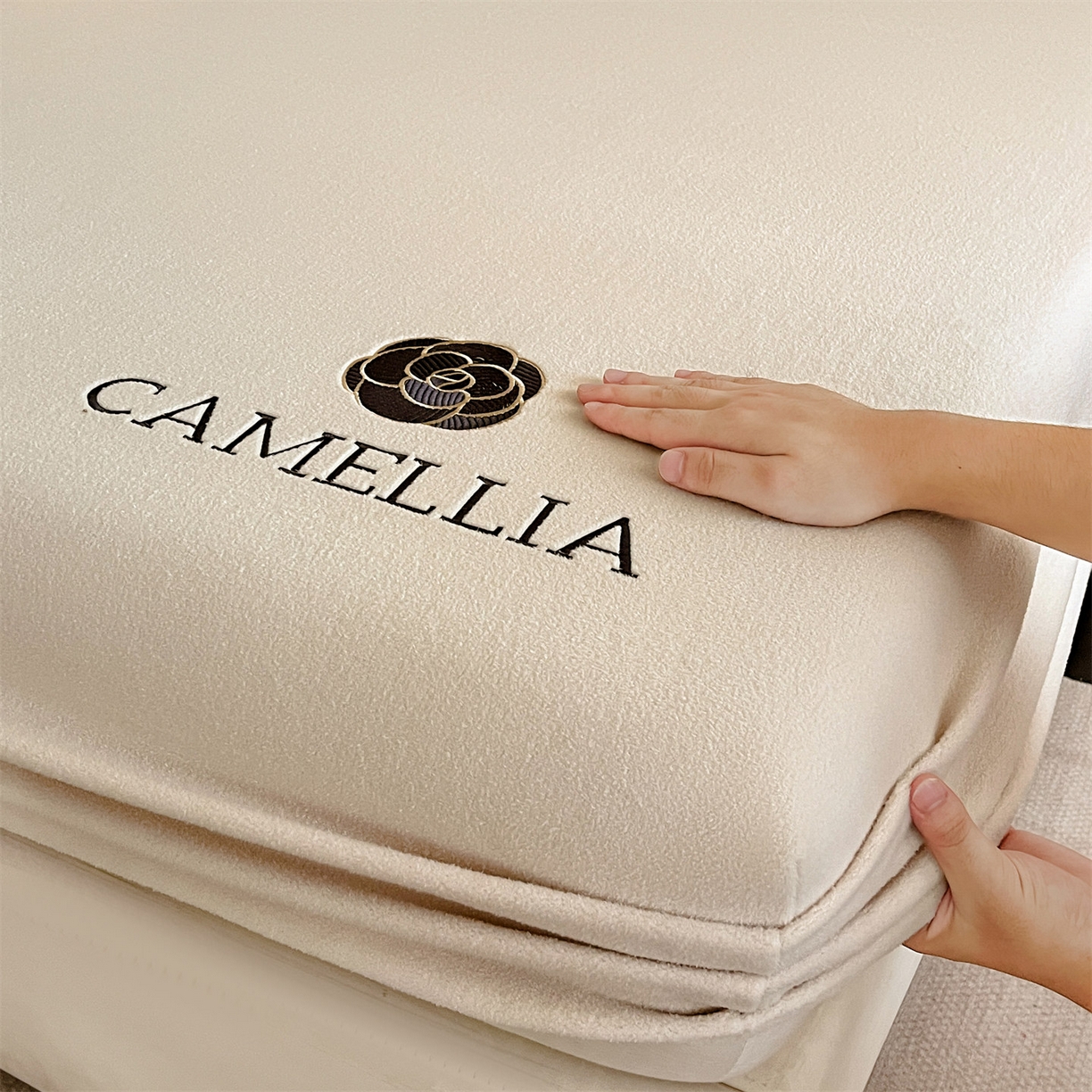 91家纺网 家纺一手货源 找家纺 笙意家纺 2025新款A类牛奶绒海獭绒加厚法式刺绣床笠 花屿-浅米色