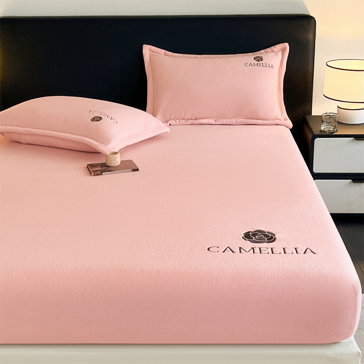 91家纺网 家纺一手货源 找家纺 笙意家纺 2025新款A类牛奶绒海獭绒加厚法式刺绣床笠 花屿-玉粉