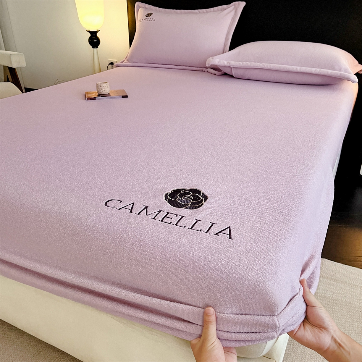 91家纺网 家纺一手货源 找家纺 笙意家纺 2025新款A类牛奶绒海獭绒加厚法式刺绣床笠 花屿-月光紫