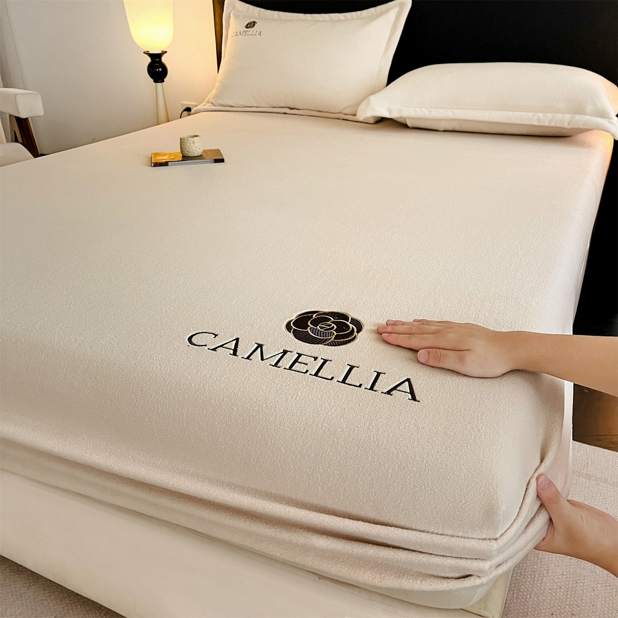 91家纺网 家纺一手货源 找家纺 笙意家纺 2025新款A类牛奶绒海獭绒加厚法式刺绣床笠 花屿-浅米色