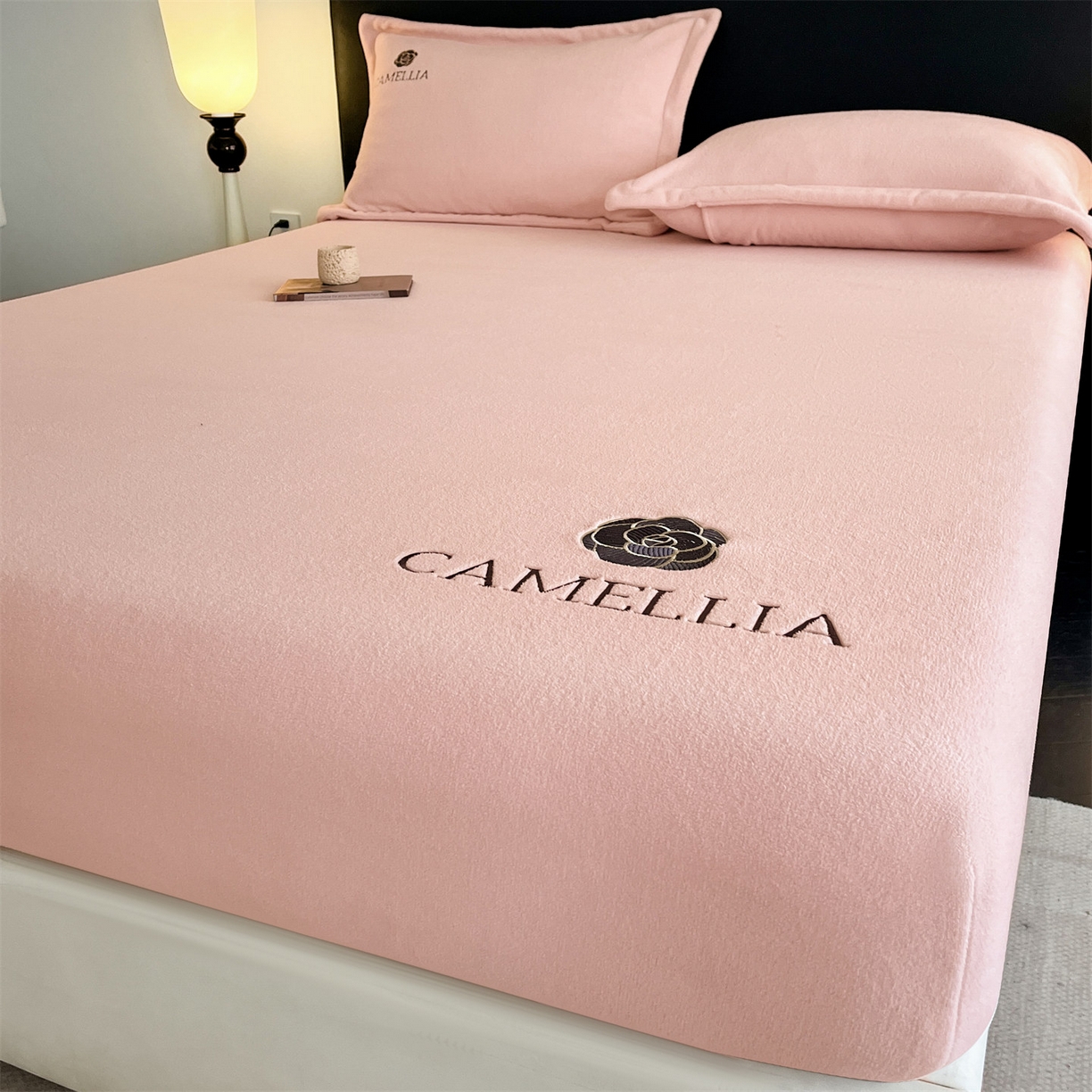 91家纺网 家纺一手货源 找家纺 笙意家纺 2025新款A类牛奶绒海獭绒加厚法式刺绣床笠 花屿-玉粉