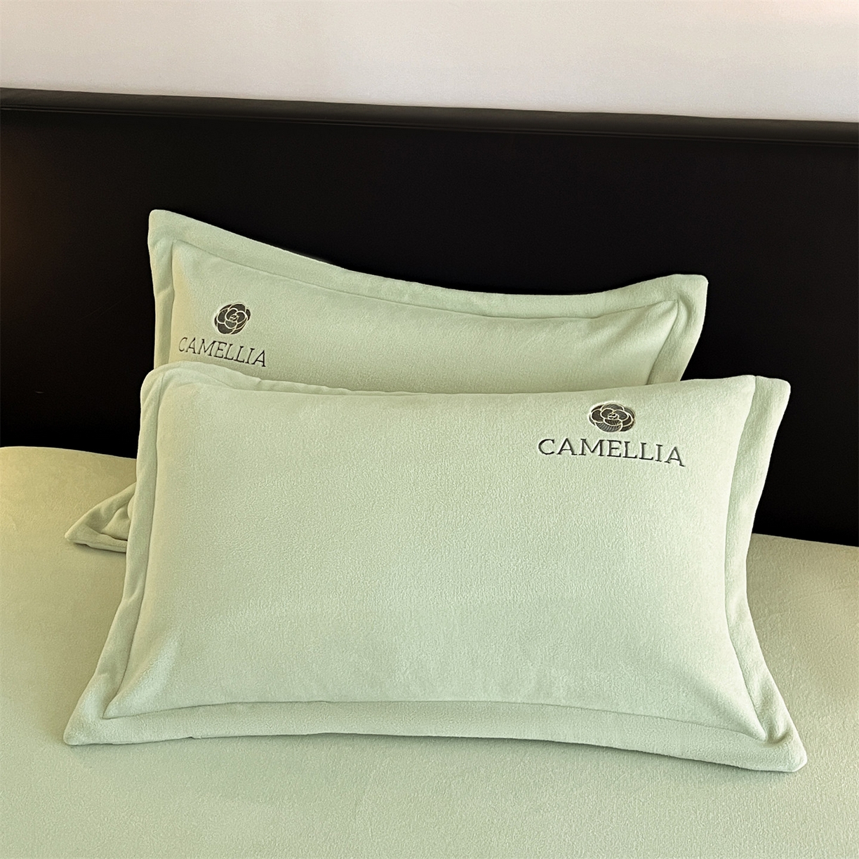 91家纺网 家纺一手货源 找家纺 笙意家纺 2025新款A类牛奶绒海獭绒加厚法式刺绣床笠 花屿-叶绿