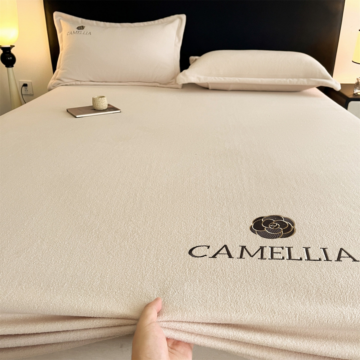 91家纺网 家纺一手货源 找家纺 笙意家纺 2025新款A类牛奶绒海獭绒加厚法式刺绣床笠 花屿-浅米色