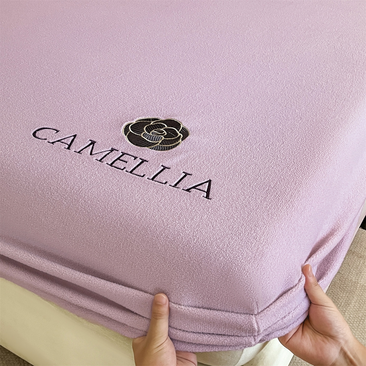 91家纺网 家纺一手货源 找家纺 笙意家纺 2025新款A类牛奶绒海獭绒加厚法式刺绣床笠 花屿-月光紫