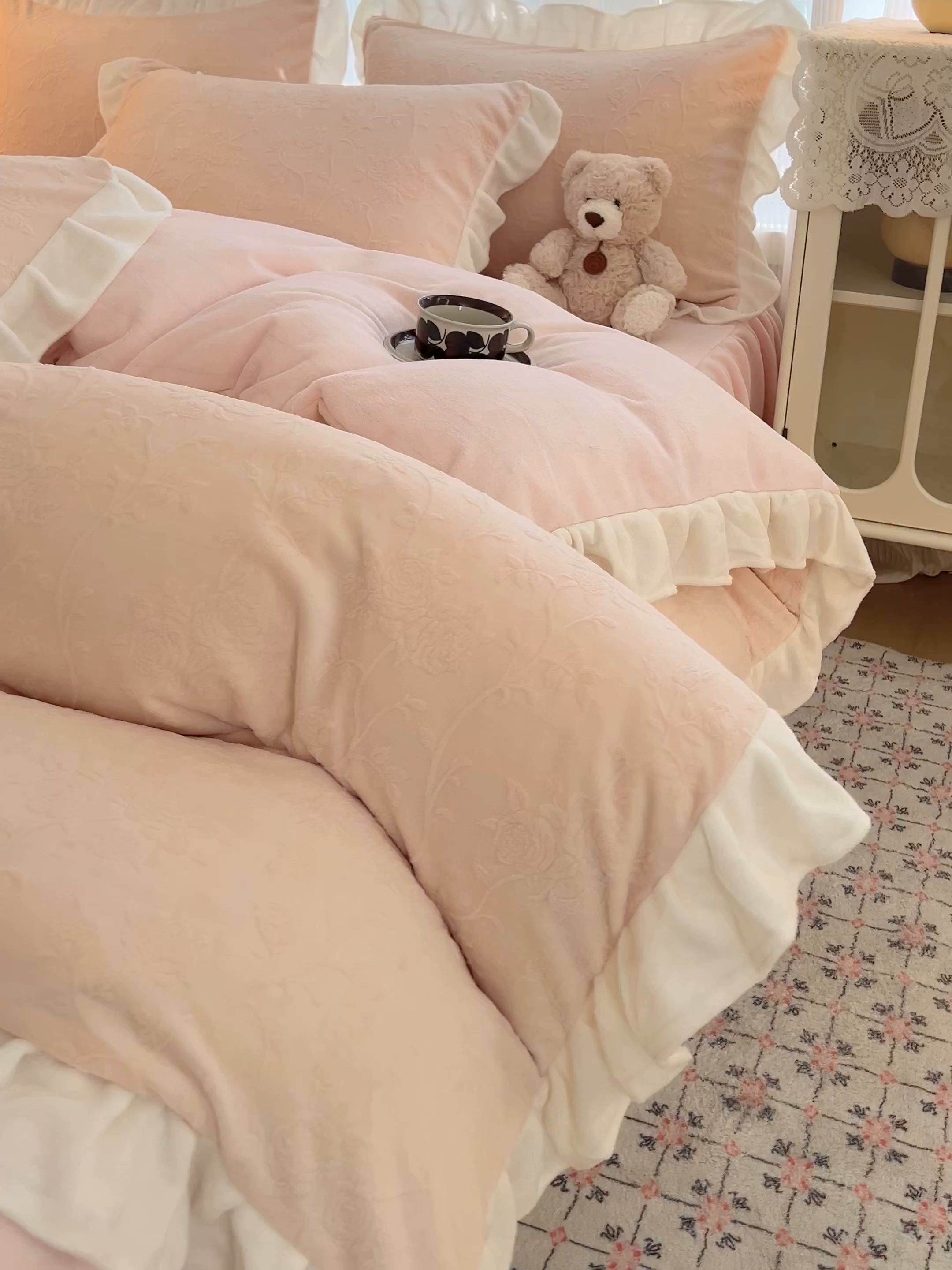 91家纺网 家纺一手货源 找家纺 安哆啦家纺 2025新款法式雕花牛奶绒花边四件套 彼岸花-粉