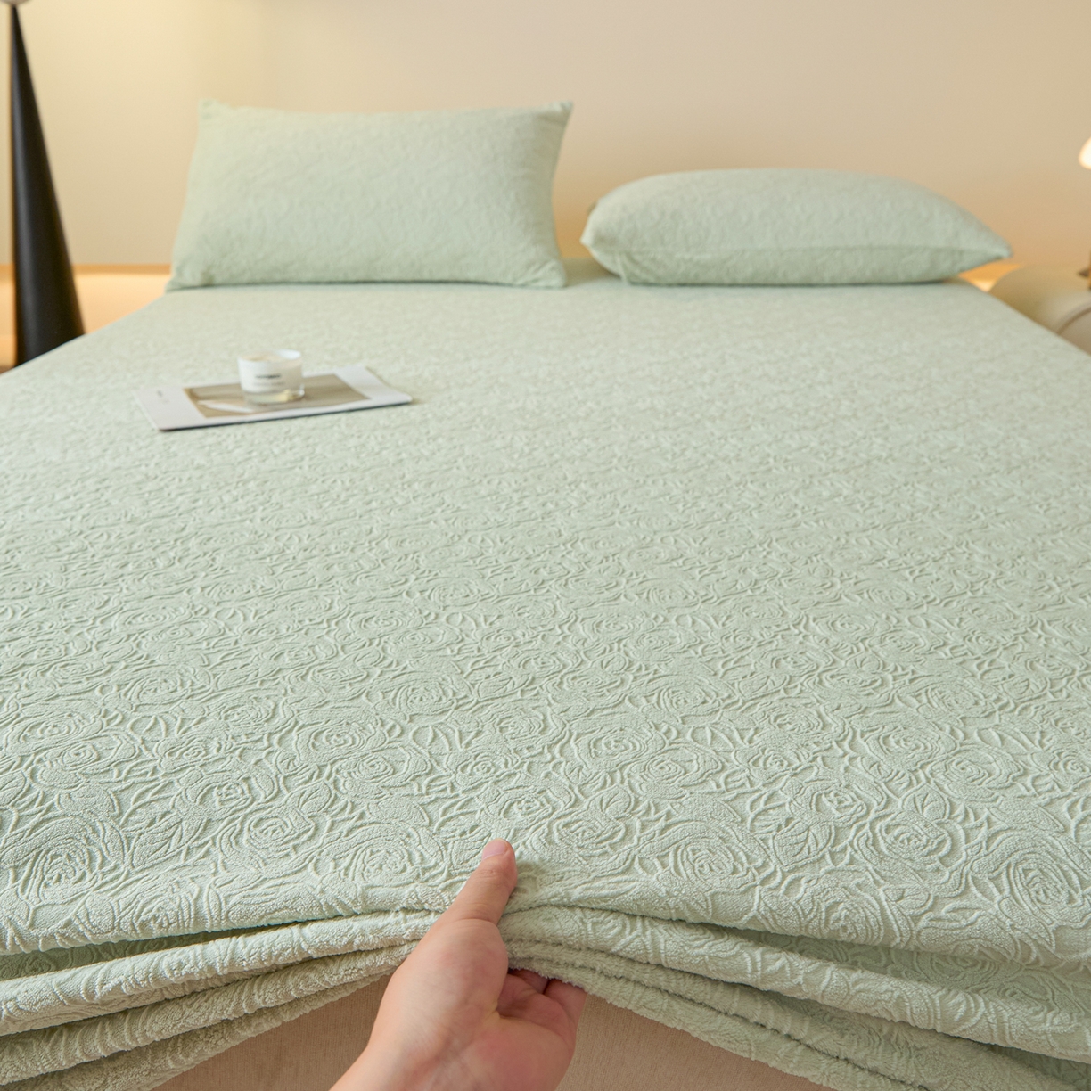 91家纺网 家纺一手货源 找家纺 乐美家纺 2025新款A类高克重牛奶绒雕花床笠三件套 那片花海（绿）