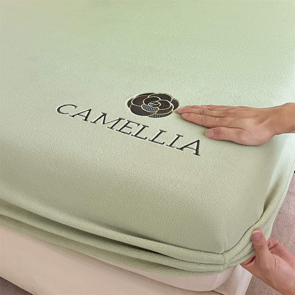 91家纺网 家纺一手货源 找家纺 笙意家纺 2025新款A类牛奶绒海獭绒加厚法式刺绣床笠 花屿-叶绿