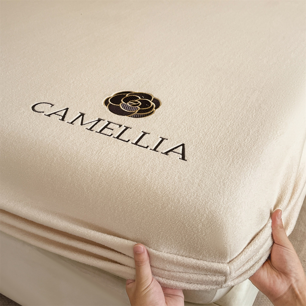 91家纺网 家纺一手货源 找家纺 笙意家纺 2025新款A类牛奶绒海獭绒加厚法式刺绣床笠 花屿-浅米色