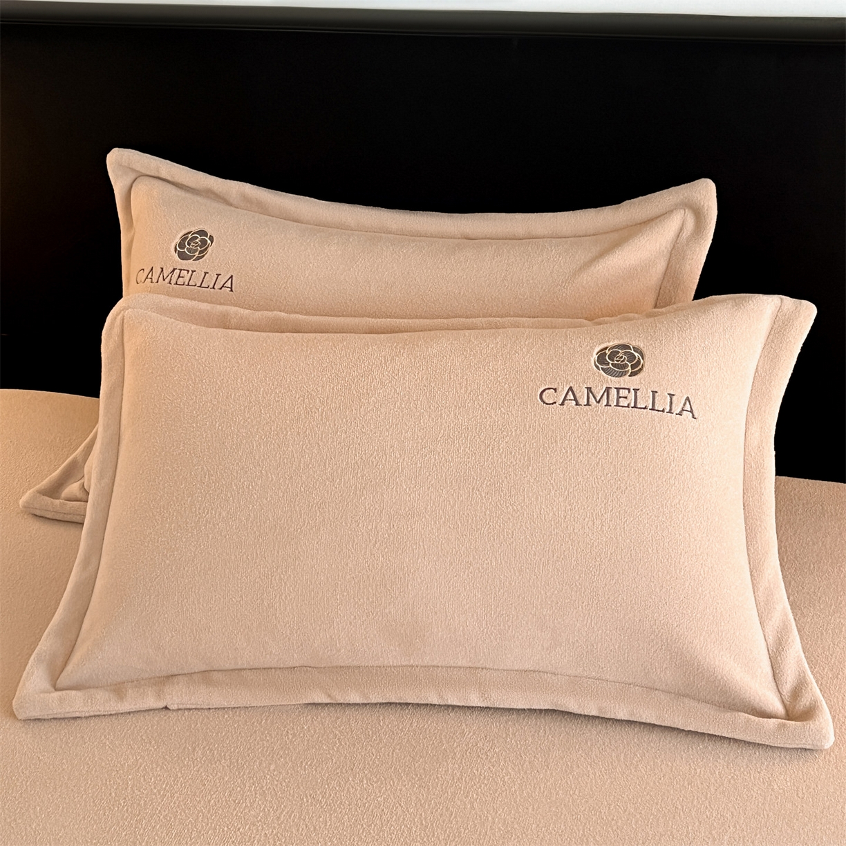 91家纺网 家纺一手货源 找家纺 笙意家纺 2025新款A类牛奶绒海獭绒加厚法式刺绣床笠 花屿-驼色